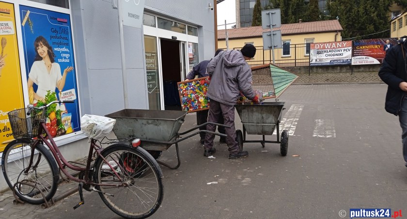 Luty 2023 - nakrętki z wieżyczki przy Intermerche zbierane są na lek dla Roberta Pieńkowskiego 