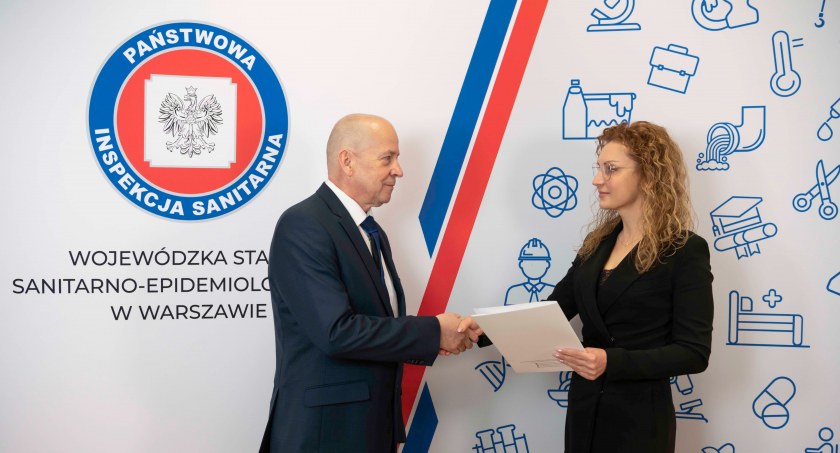 Pan Sławomir Biesiekierski przyjmuje nominację z rąk Pani Magdaleny Kaczmarek, Mazowieckiego Państwowego Wojewódzkiego Inspektora Sanitarnego