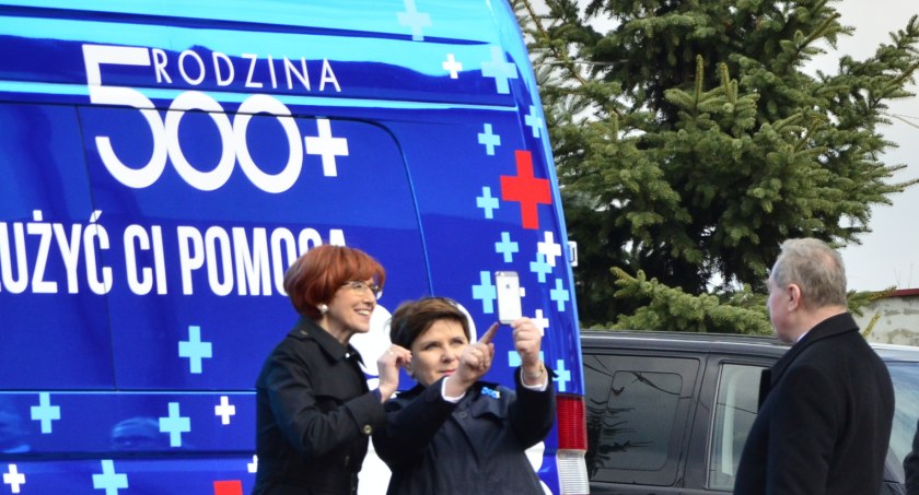 Fot. Premier Beata Szydło w Zatorach w 2016 roku podczas promocji 500 plus