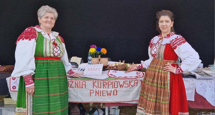Halina Witkowska i Aleksandra Ciskowska-Karłowicz z Kuźni Kurpiowskiej w Pniewie na Festiwalu Kultury Kurpiowskiej w Ostrołęce prezentowały sztukę ludową Puszczy Białej (Fot. Kuźnia Kurpiowska)