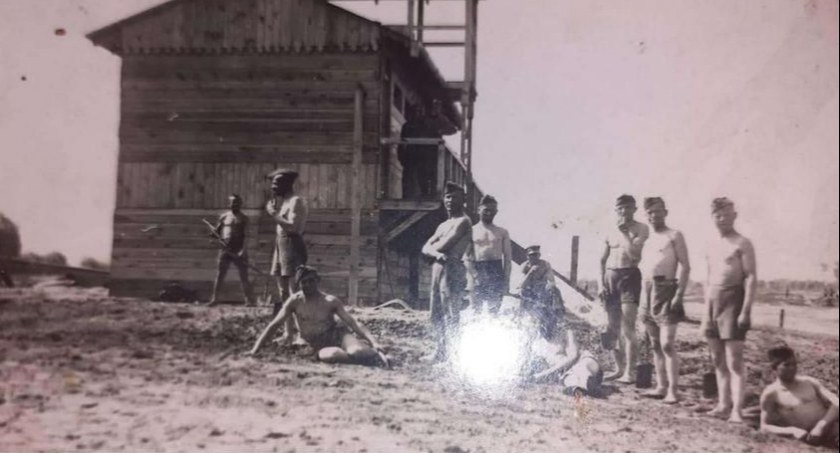 Na zdj. pierwsza przystań wybudowana w 1914 roku dla Pułtuskiego Towarzystwa Wioślarskiego, w  trakcie budowy