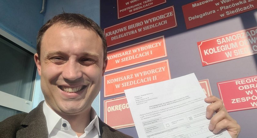Lider listy Krzysztof Mulawa przed siedzibą PKW w Siedlcach