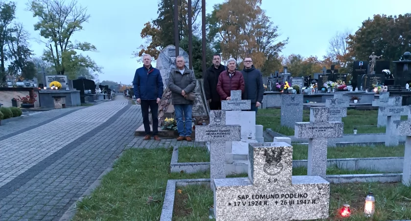 Delegacja członków Koła nr 24 Stowarzyszenia Saperów Polskich podczas wizyty na pułtuskim cmentarzu. Stoją od lewej: W. Obidziński, B. Bębenek, G. Puzio, J. Chmielewski, A. Oman. (Fot. M. F. Świdwa).