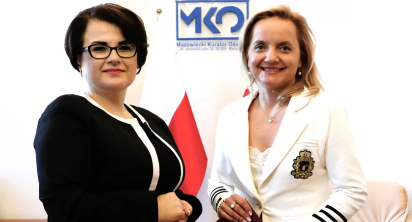 Na zdj.: od lewej - Katarzyna Jędruszczak, dyrektor generalna Mazowieckiego Urzędu Wojewódzkiego, po prawej - Mazowiecka Kurator Oświaty Wioletta Krzyżanowska (źródło: MKO Warszawie)