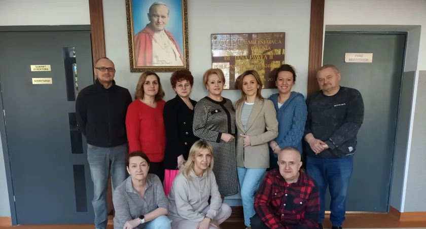 Współzałożyciele i współorganizatorzy Muzeum św. Jana Pawła II, p. Dyrektor i nauczyciele w SP im. bł. Jana Pawła II w Płocochowie