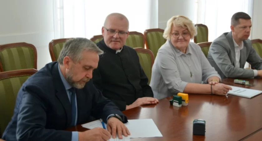 Podpisanie umowy na realizację zadania pn. „Renowacja ołtarza Najświętszego Serca Jezusowego i ołtarza NMP stanowiących wyposażenie Kolegiaty pw. Zwiastowania Najświętszej Maryi Pannie w Pułtusku” 