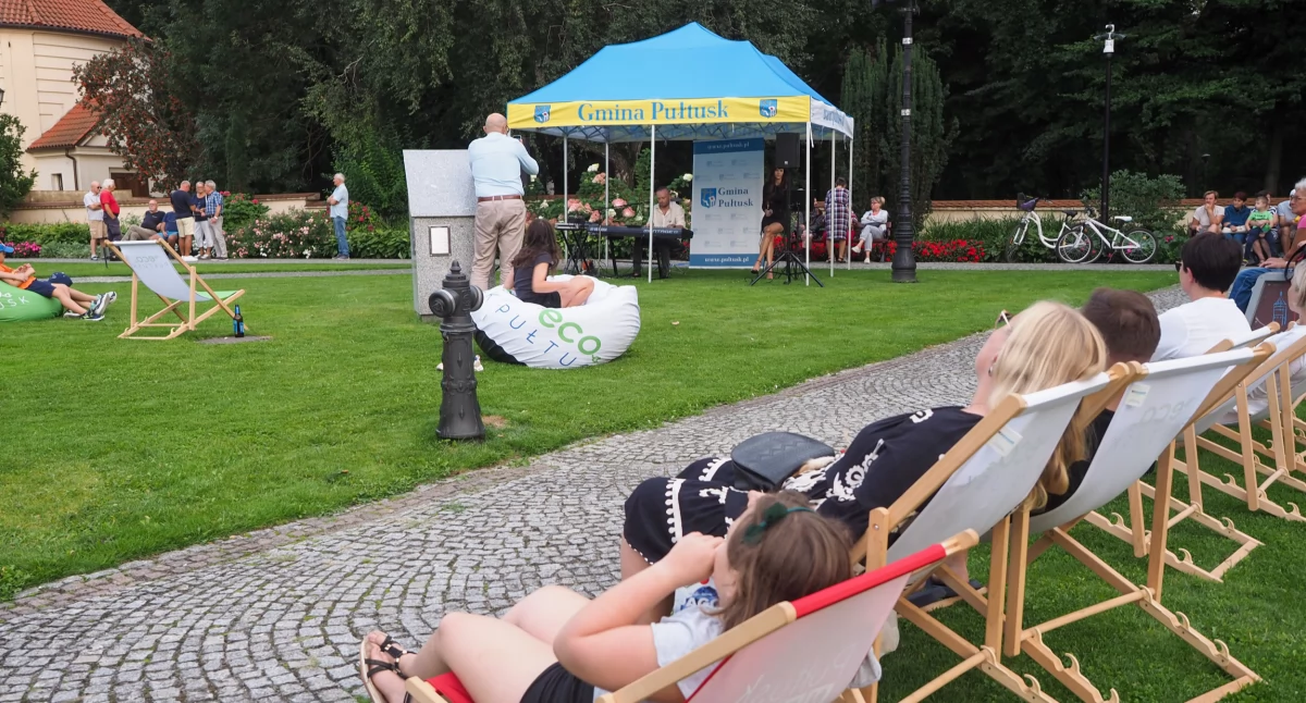 Wydarzenia, Tańce granie śpiewanie fontannie spontanie drugie muzyczne spotkanie mieszkańców Pułtuska - zdjęcie, fotografia