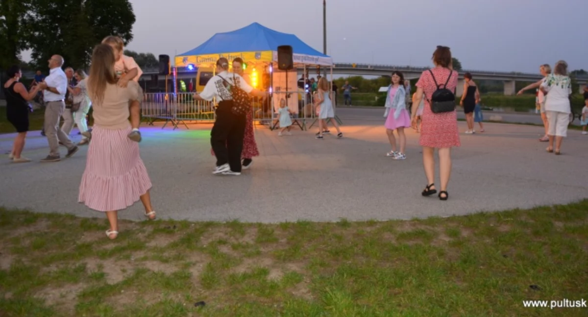WIADOMOŚCI Z URZĘDU MIEJSKIEGO W PUŁTUSKU, Disco party - zdjęcie, fotografia