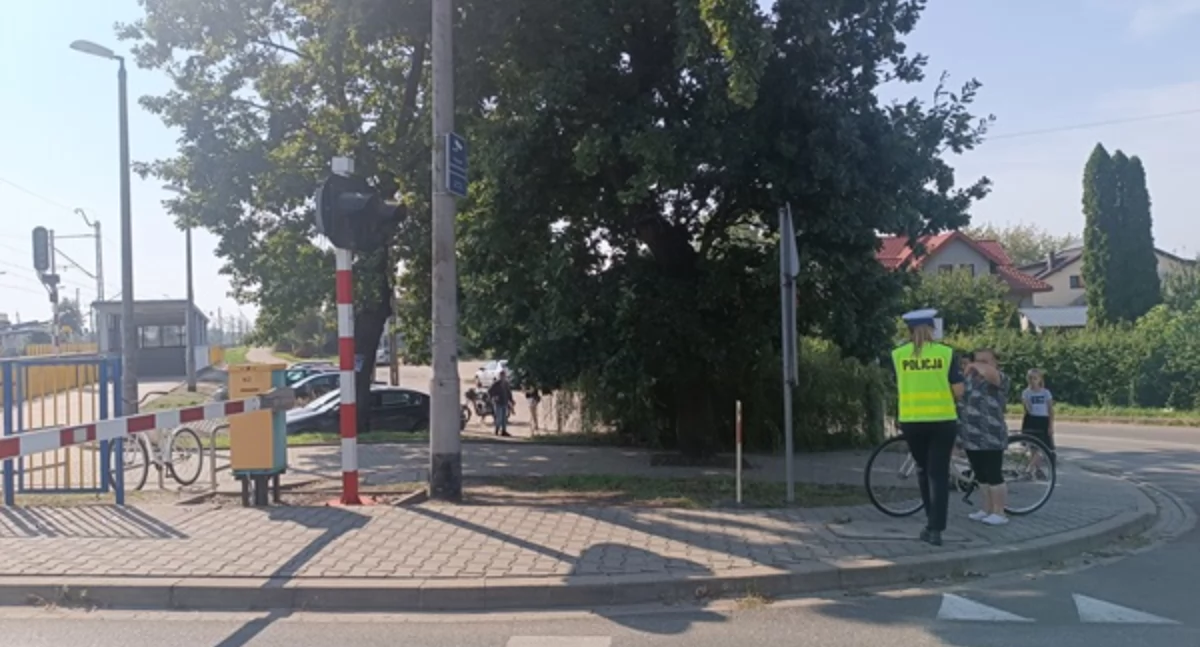 Policja, Działania prewencyjno kontrolne przejeździe kolejowym Świerczach - zdjęcie, fotografia
