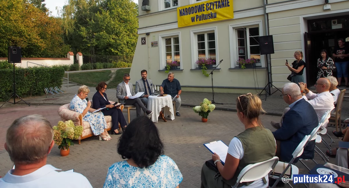 Literatura, Narodowe Czytanie pułtuskiej bibliotece - zdjęcie, fotografia