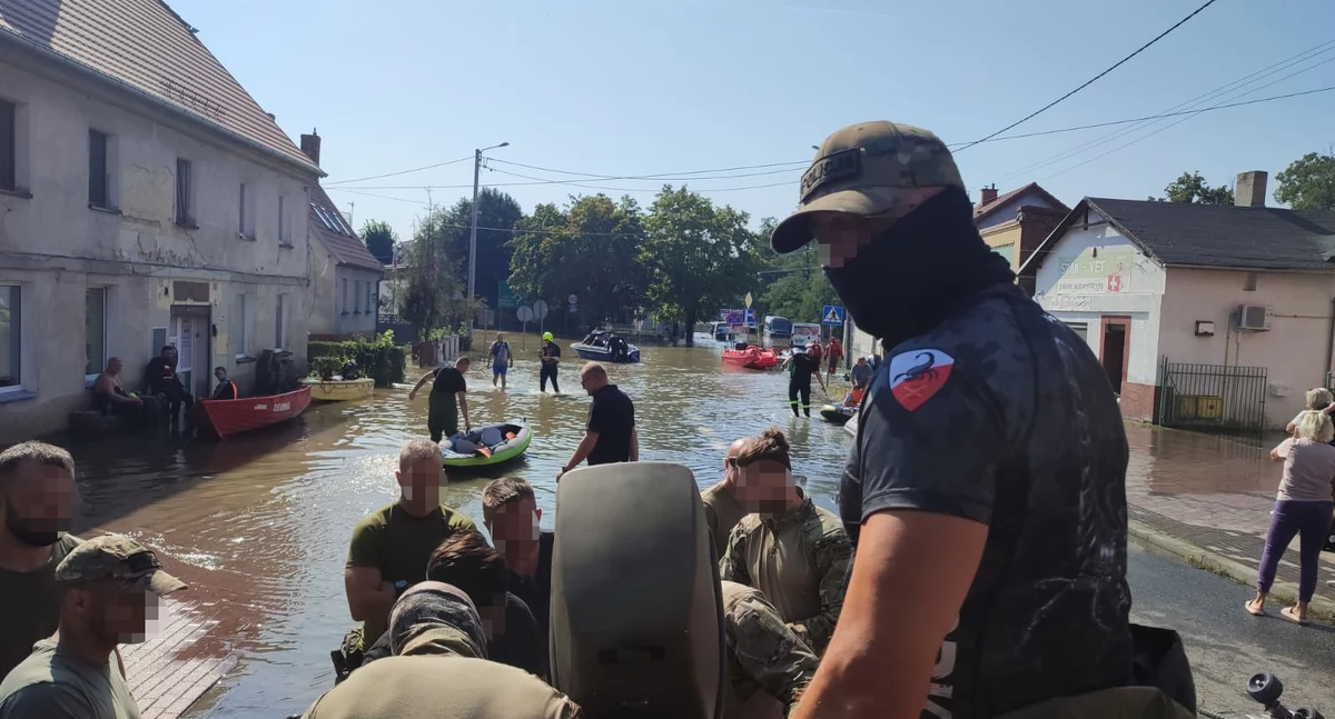 Policja, Mazowieccy kontrterroryści pomoc powodzianom - zdjęcie, fotografia