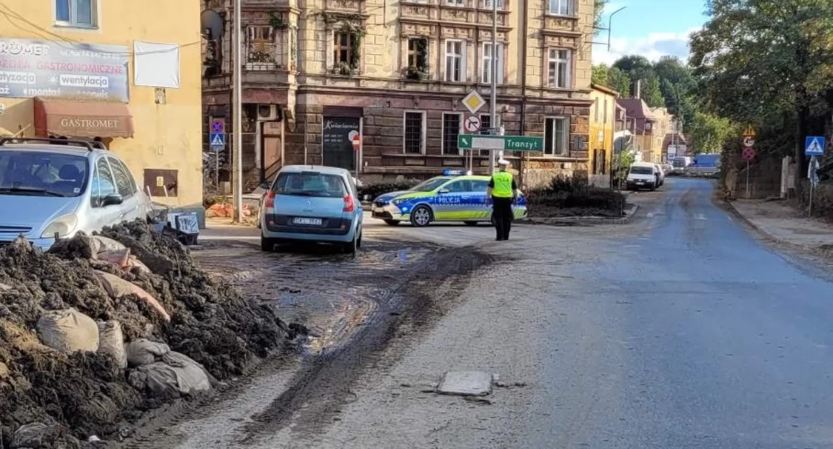 Policja, Mazowieccy policjanci pomagają terenach dotkniętych powodzią - zdjęcie, fotografia