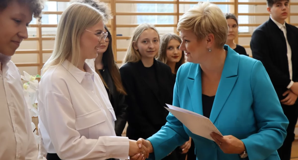 WIADOMOŚCI ZE STAROSTWA POWIATOWEGO, Stypendyści Starosty Pułtuskiego - zdjęcie, fotografia