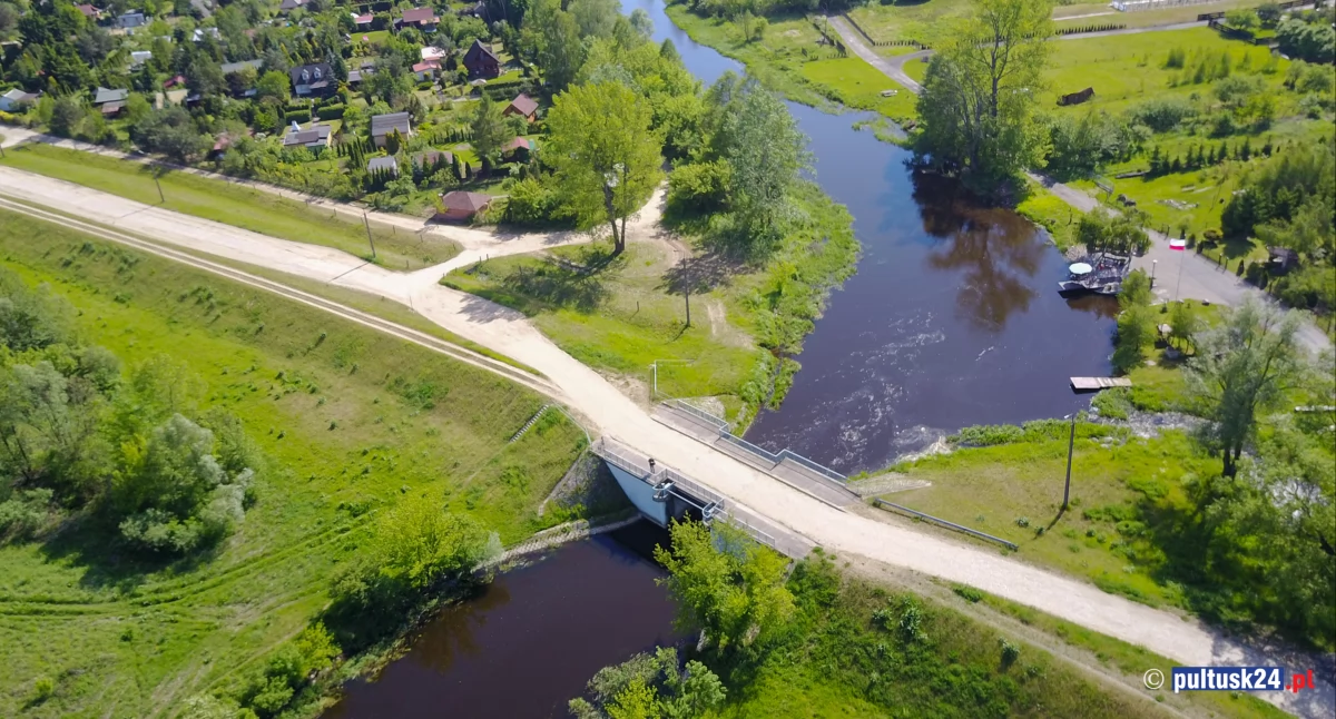Społeczeństwo, Pułtusk zagrożony przez uszkodzoną śluzę - zdjęcie, fotografia