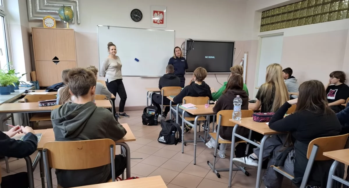 Policja, Czyny karalne przejawy demoralizacji stalking policjantki Pułtusku rozmawiały uczniami - zdjęcie, fotografia