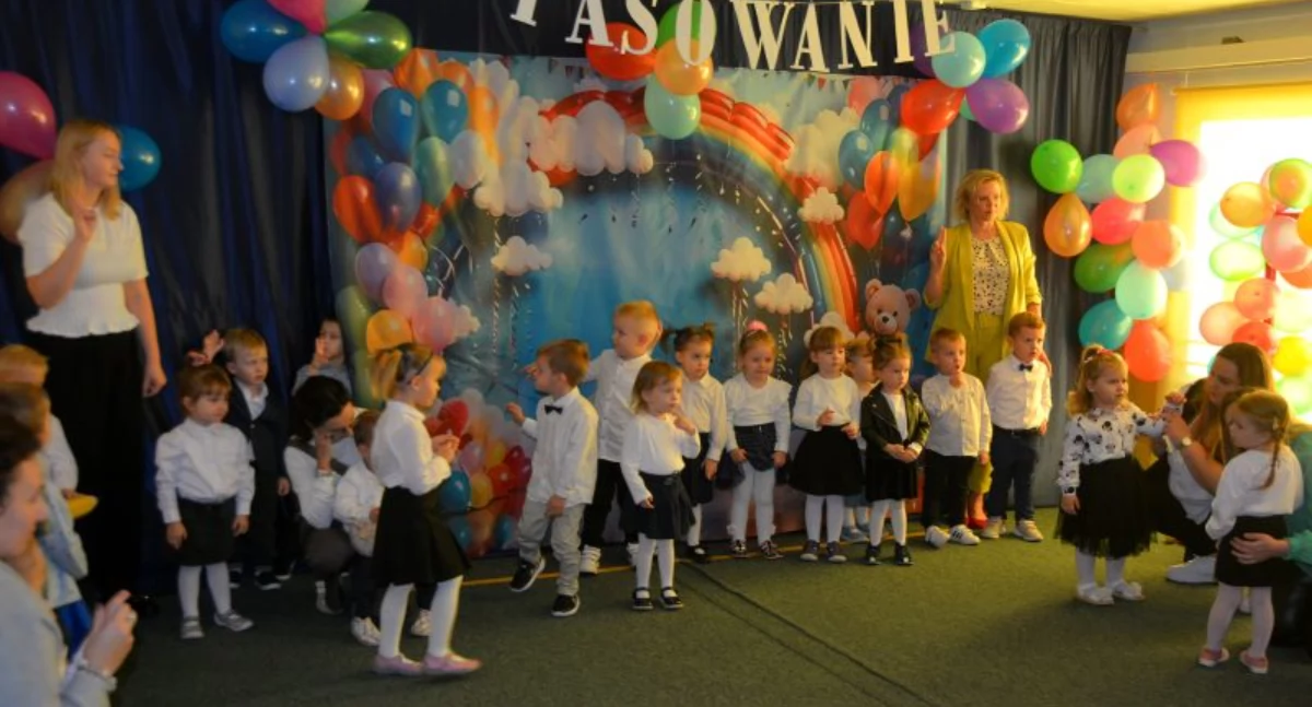 WIADOMOŚCI Z URZĘDU MIEJSKIEGO W PUŁTUSKU, Pasowanie Przedszkolu Miejskim Krajewskiego - zdjęcie, fotografia