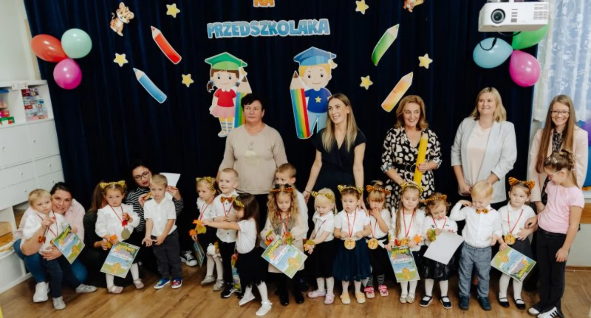 WIADOMOŚCI Z URZĘDU MIEJSKIEGO W PUŁTUSKU, Pasowanie Przedszkolu Miejskim Marii Konopnickiej - zdjęcie, fotografia