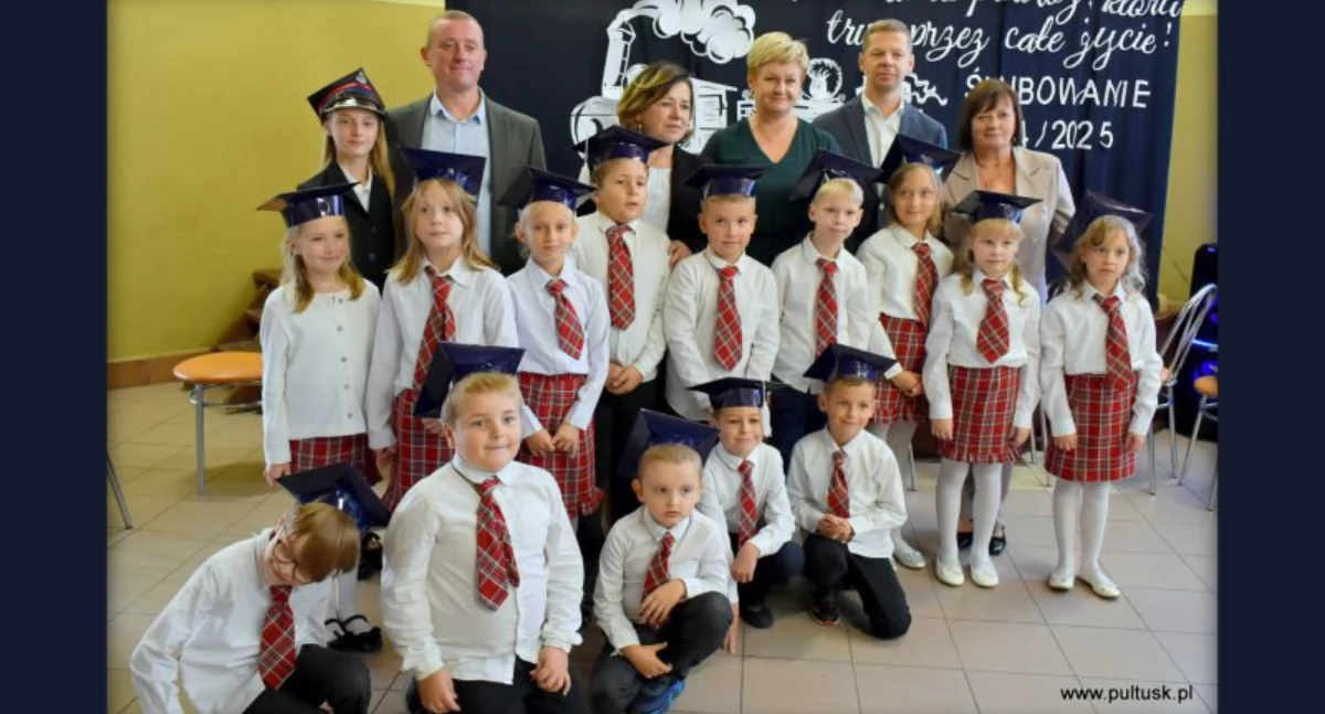 WIADOMOŚCI Z URZĘDU MIEJSKIEGO W PUŁTUSKU, Ślubowanie pierwszoklasistów Publicznej Szkoły Podstawowej Witolda Pileckiego Przemiarowie - zdjęcie, fotografia