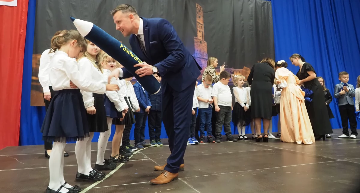 Edukacja, Najmłodsze pokolenie uczniów „Klaudynki” przyjęte poczet szkolnej społeczności - zdjęcie, fotografia