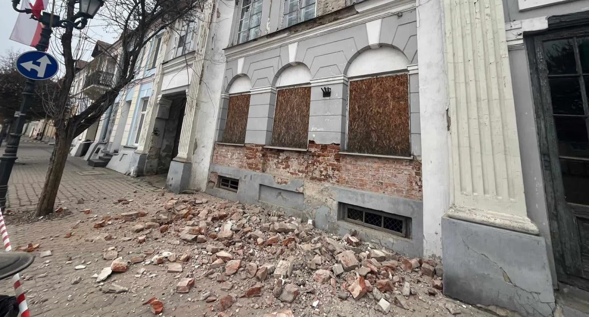 Miasto, kamienicy rynku osunął gzyms - zdjęcie, fotografia