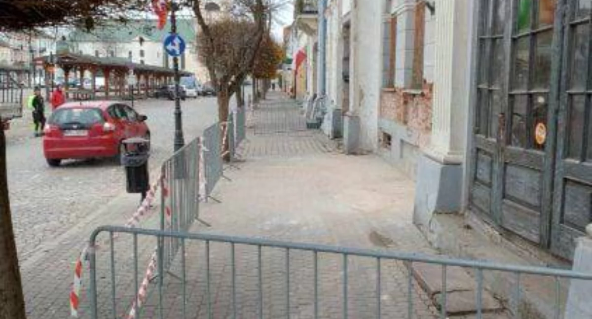 Miasto, Chodnik kamienicy sprzątnięty gruzu teren zabezpieczony - zdjęcie, fotografia