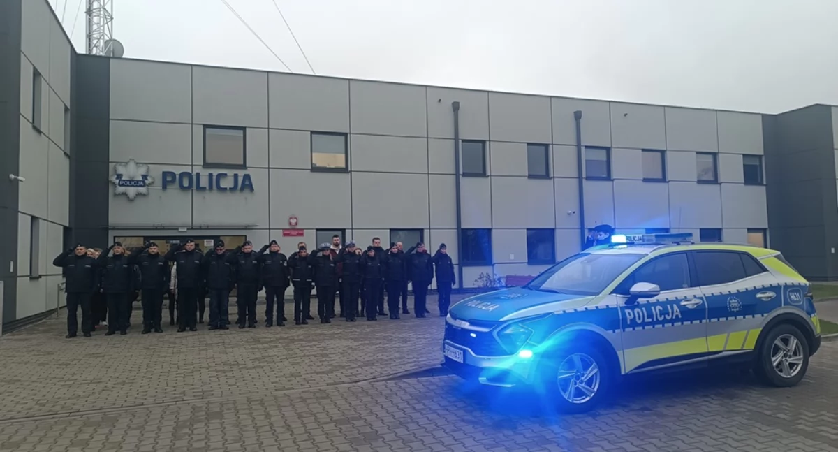 Policja, Pułtuscy policjanci pracownicy komendy oddali hołd zmarłemu policjantowi - zdjęcie, fotografia