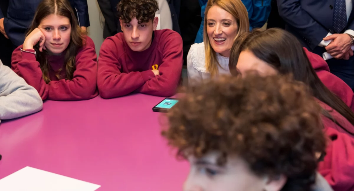 Przewodnicząca PE Roberta Metsola z uczestnikami gry w centrum multimedialnym Europa Experience w Rzymie; fot. @ European Union 2023 - Source: EP