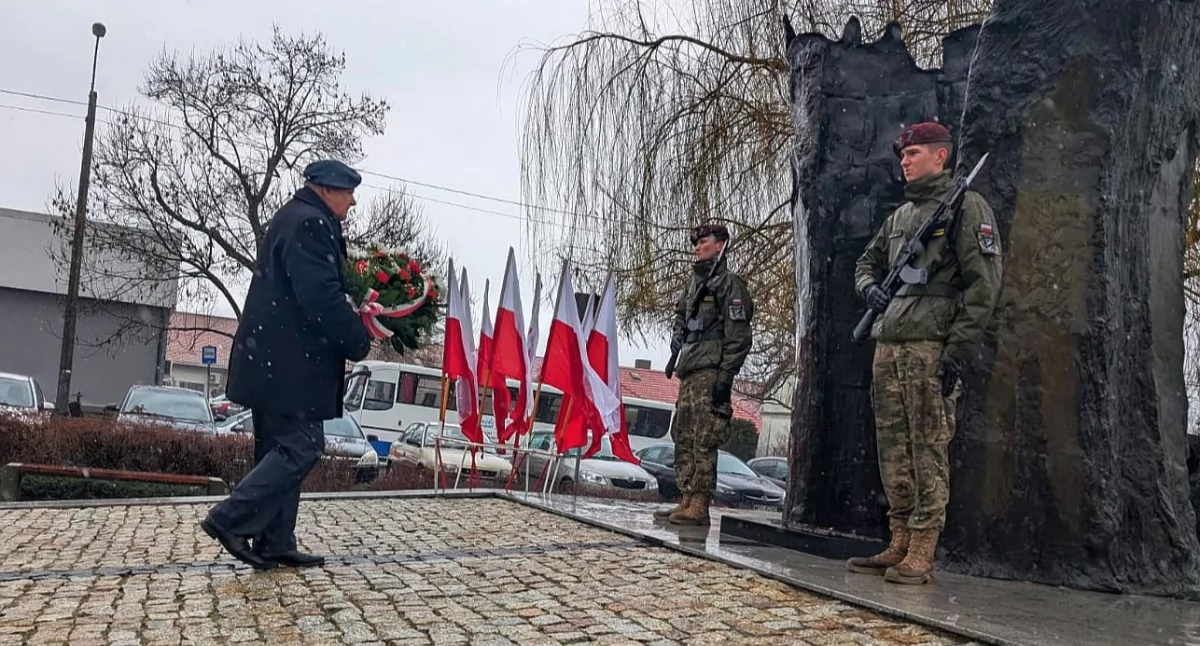 Historia, rocznica stracenia przez gestapo czterech żołnierzy Uroczystość strugach deszczu - zdjęcie, fotografia