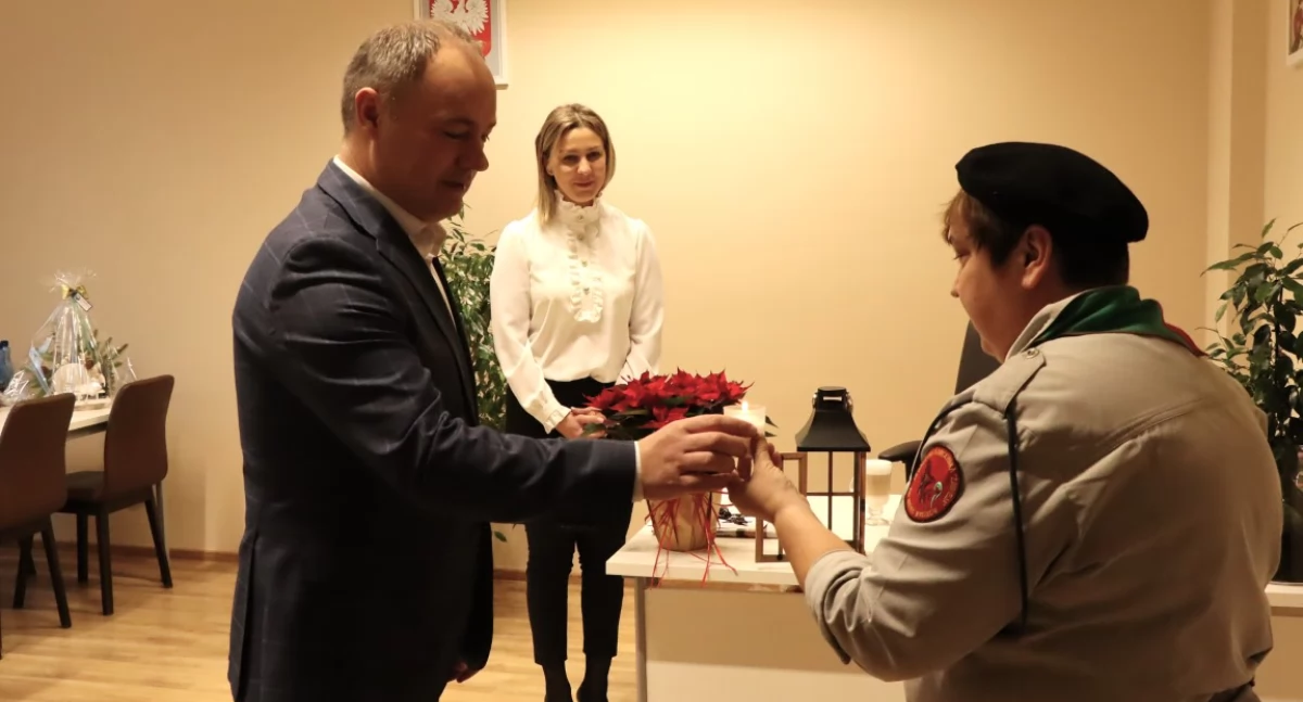 WIADOMOŚCI ZE STAROSTWA POWIATOWEGO, Betlejemskie Światło Pokoju dotarło Starostwa Powiatowego Pułtusku - zdjęcie, fotografia