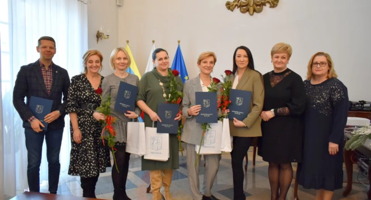 WIADOMOŚCI Z URZĘDU MIEJSKIEGO W PUŁTUSKU, Wręczenie aktów nadania stopnia awansu zawodowego nauczyciela mianowanego - zdjęcie, fotografia