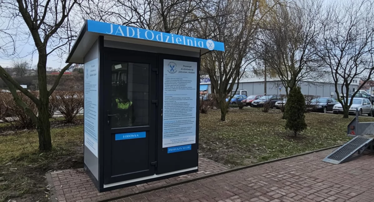 Samorząd , Jadłodzielnia zamontowana jeszcze przed świętami - zdjęcie, fotografia