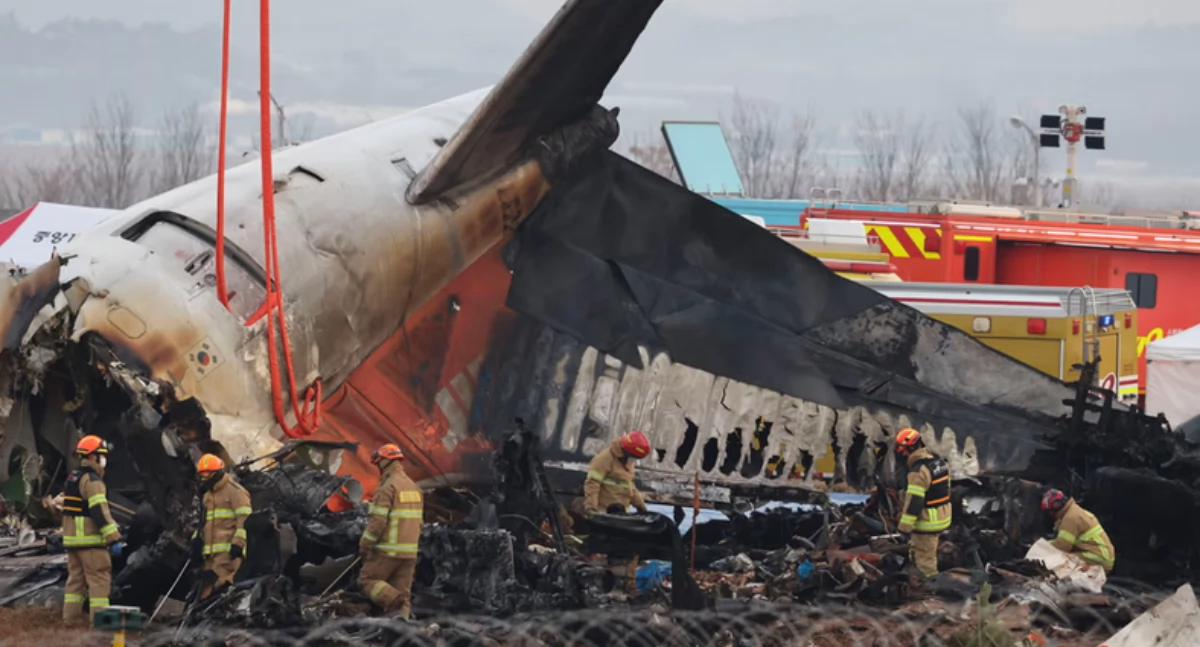 Szczątki Boeinga 737-8AS południowokoreańskich linii Jeju Air