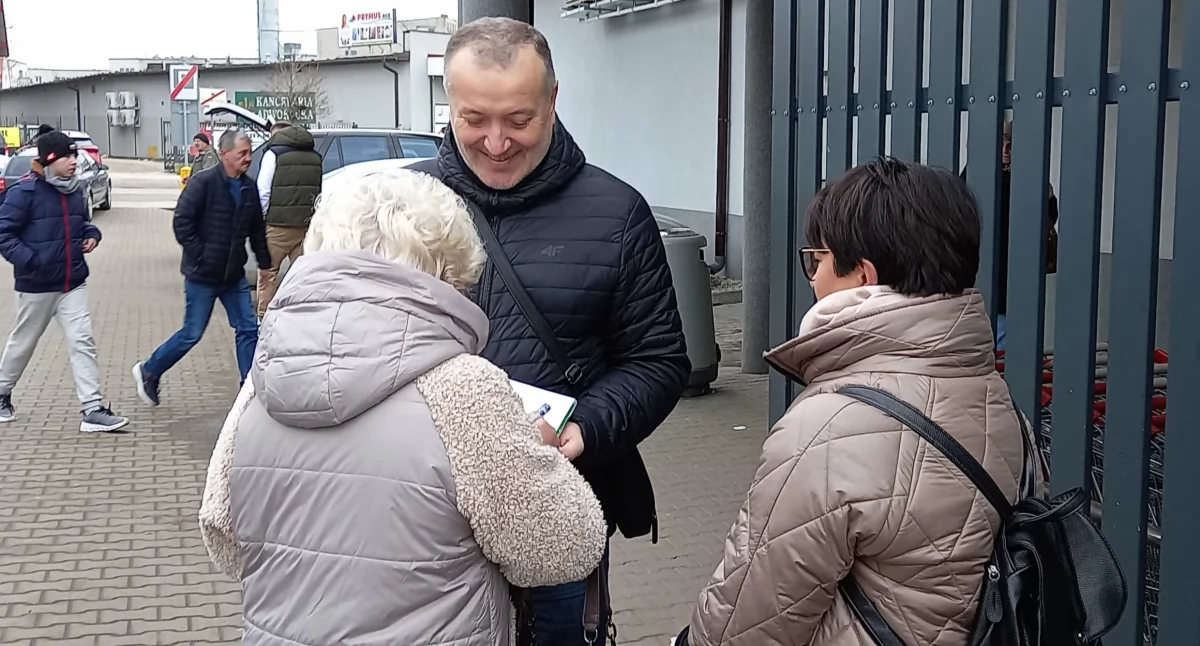 W polityce, Koalicja Obywatelska zbiera podpisy Rafała Trzaskowskiego - zdjęcie, fotografia
