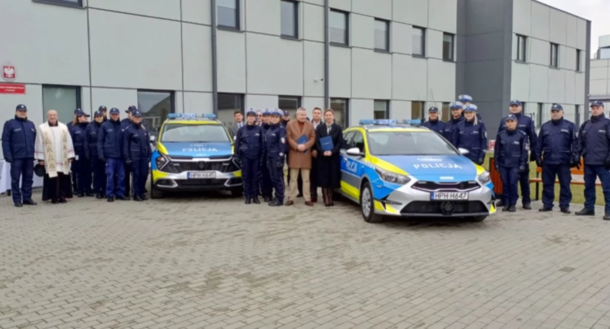 Policja, radiowozy pułtuskich policjantów - zdjęcie, fotografia