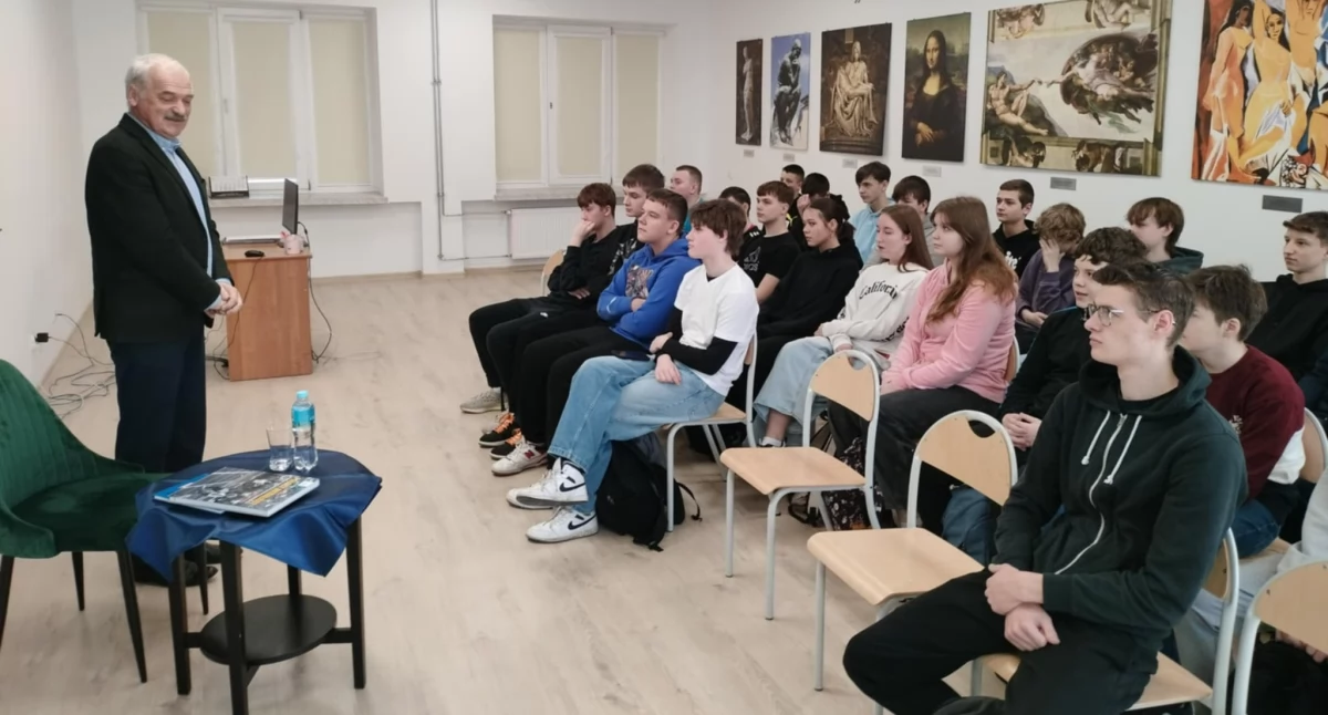 Edukacja, „Ludzi trzeba kochać szanować spotkanie Sławomirem Krysiakiem - zdjęcie, fotografia