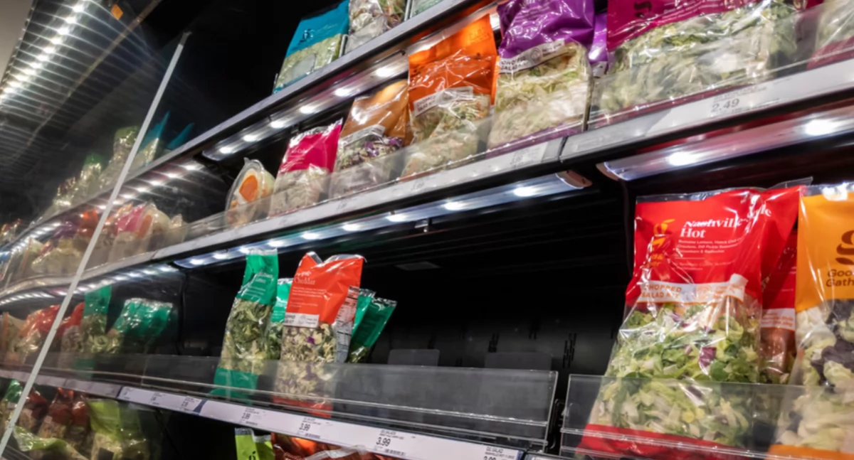 Zdrowie, Kupujesz paczkowaną sałatę Ekspertka odradza wskazuje jedno - zdjęcie, fotografia