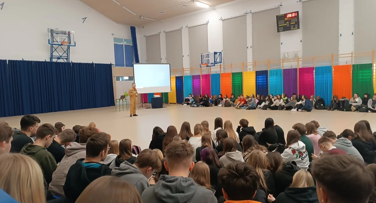 Edukacja, „Bezpieczne ferie 2025” spotkanie służb uczniami szkół średnich - zdjęcie, fotografia