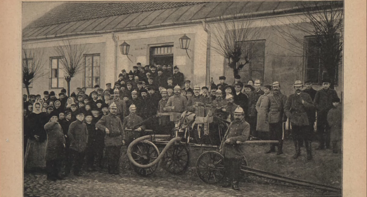 Zebranie przedwyborcze w Pułtusku, pod osłoną straży ogniowej. Fot. B. Schmidta w Pułtusku