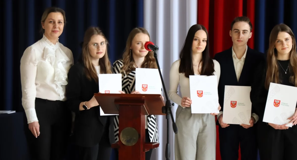 WIADOMOŚCI ZE STAROSTWA POWIATOWEGO, Wręczenie stypendiów Starosty Pułtuskiego - zdjęcie, fotografia