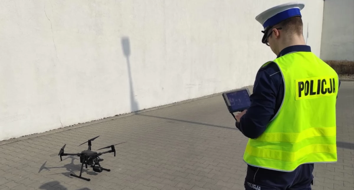 Policja, Policjanci dronami - zdjęcie, fotografia