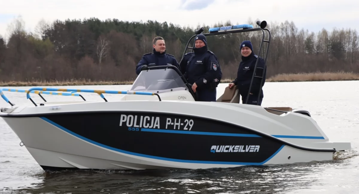 Policja, łódź rękach Policji - zdjęcie, fotografia