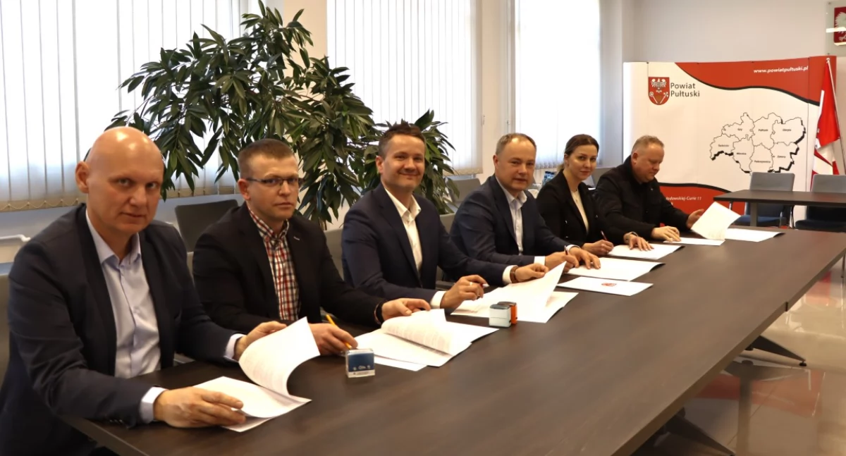 WIADOMOŚCI ZE STAROSTWA POWIATOWEGO, Podpisanie umów wykonanie dokumentacji projektowych trzech inwestycji drogowych - zdjęcie, fotografia