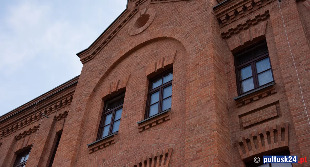 Samorząd , Mieszkania komunalne budynku koszarach afera jednak potrzebna inwestycja - zdjęcie, fotografia