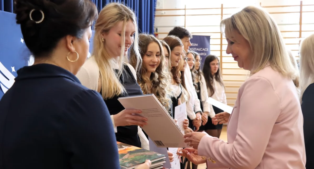 WIADOMOŚCI ZE STAROSTWA POWIATOWEGO, Absolwenci szkół ponadpodstawowych Powiatu Pułtuskiego - zdjęcie, fotografia