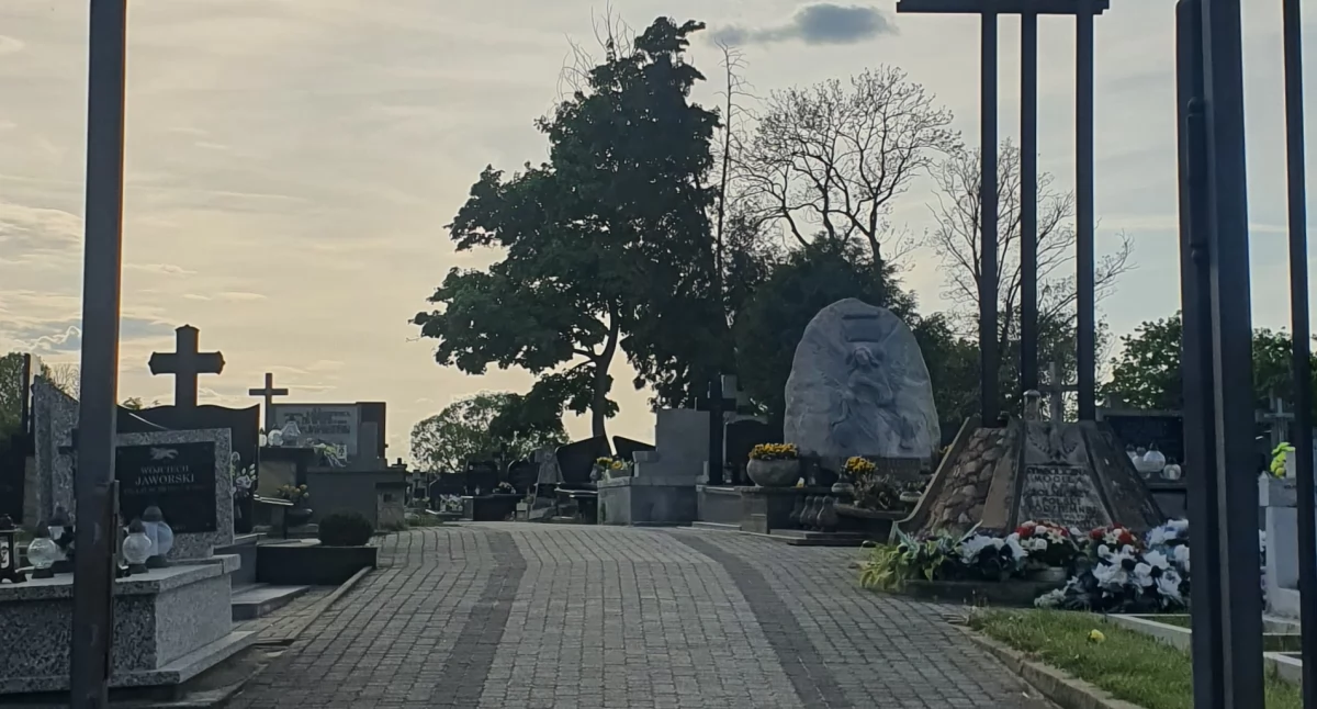 Interwencje , Siódme kradnij! Interwencja sprawie kradzieży cmentarzu Pułtusku - zdjęcie, fotografia