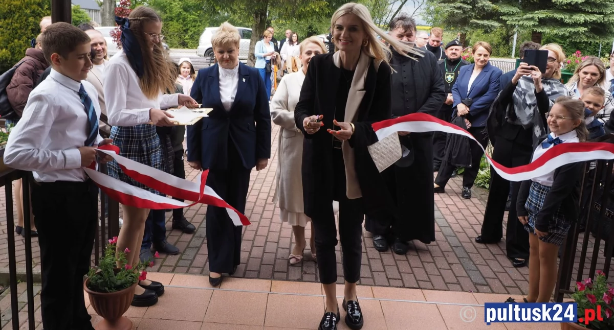 Edukacja, „Wielkie rzeczy tworzą małych miejscowościach tworzą historię” otwarcie papieskiego muzeum Płocochowie - zdjęcie, fotografia