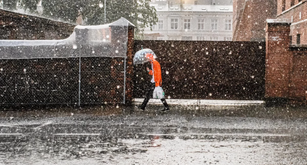 Społeczeństwo, Mandat nieprawidłowe odprowadzanie deszczówki Nawet zł kary właścicieli posesji - zdjęcie, fotografia