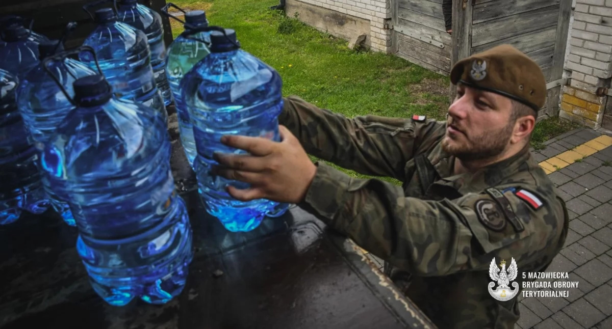 Wojsko, Żołnierze Mazowieckiej Brygady dostarczają wodę mieszkańcom gminy Baboszewo - zdjęcie, fotografia