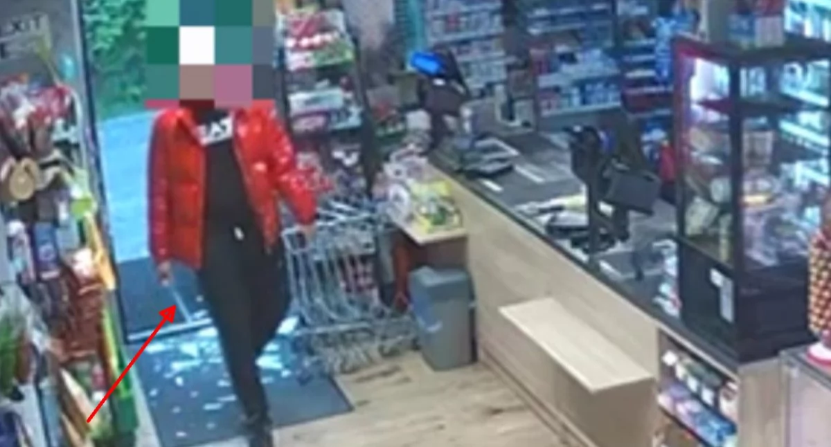 Policja, sąsiadów Agresywny latek maczetą rozbój biały dzień Rozbój interwencję polici zarejestrowały kamery [FILM] - zdjęcie, fotografia