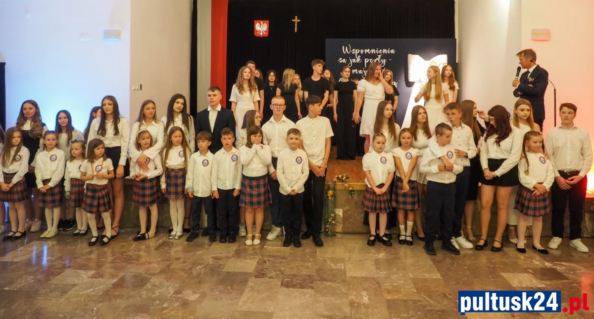 Edukacja, Pełne wzruszeń pożegnanie absolwentów „Czwórki” - zdjęcie, fotografia